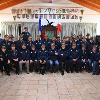 Il gruppo degli Alpini presenti alla serata con seduto al centro, il presidente nazionale (Ph Signorini)