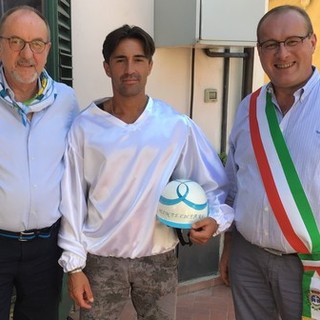 Il fantino Jonathan Bartoletti con l'ex rettore Cordero e il sindaco Paolo Luzi in occasione del Palio (poi annullato causa Covid) del 2021