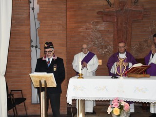 Salvatore Faita, presidente provinciale dell'A.N.P.S., ritratto durante la lettura della preghiera a San Michele Arcangelo, patrono della Polizia di Stato