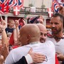 L'abbraccio festante di rettore e fantino in piazza San Secondo (MerfePhoto)