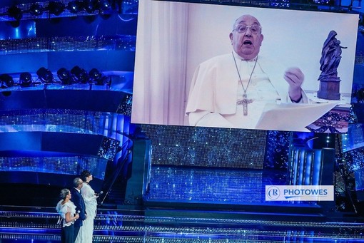 Il videomessaggio di Papa Francesco trasmesso nel corso della prima serata del Festival (ph. Duilio Rizzo - Sanremo News, altra Testata del nostro gruppo editoriale)