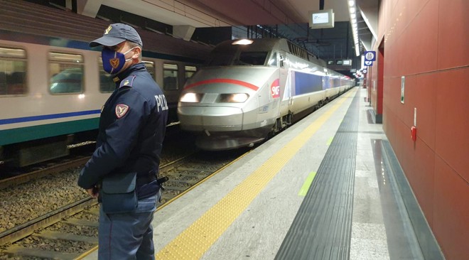 Minorenne astigiana fuggita da comunità, rintracciata sul treno a Porta Susa