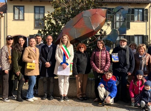 Foto di gruppo sotto la tartaruga