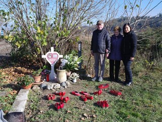 I genitori di Elena Ceste accanto alla lapide posta nel luogo, tra Isola d'Asti e Motta, dove venne rinvenuto il corpo