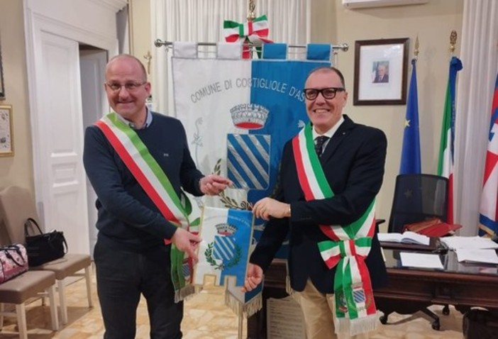 Il sindaco di Costigliole d'Asti Enrico Alessandro Cavallero (a destra nell'immagine) con il collega saluzzese Fabrizio Nasi