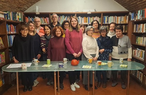 Il Gruppo del tè con Anna Macchia e Delfina Noto (al centro)