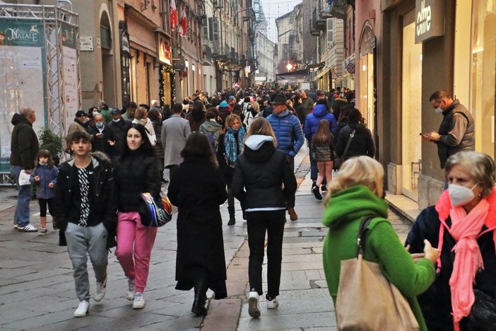 Foto d'archivio di persone a passeggio lungo corso Alfieri