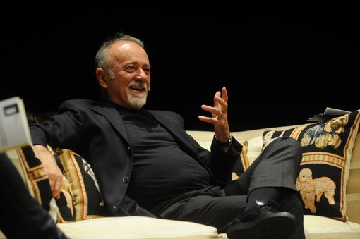 Giorgio Faletti, nel 2011, si racconta sul palco del Teatro Alfieri, in una serata organizzata da Primaradio