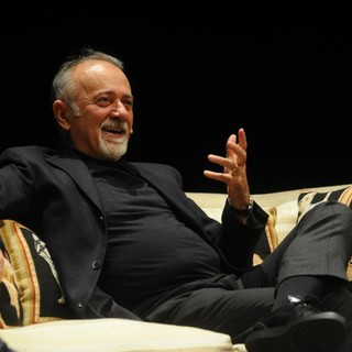 Giorgio Faletti, nel 2011, si racconta sul palco del Teatro Alfieri, in una serata organizzata da Primaradio
