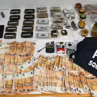 Doppio blitz antidroga della Polizia: sequestrati cocaina, hashish e 20.000 euro