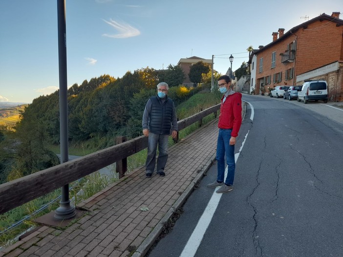 il presidente della Provincia di Asti Paolo Lanfranco con il sindaco di Cisterna Renzo Peletto sul tratto interessato dal cedimento della S.P. 12