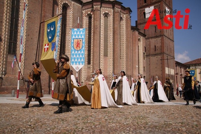 Il grande affresco medievale di Asti libero Comune: i temi del corteo storico