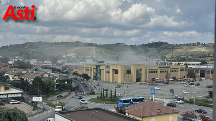 Le conseguenze dell'incendio appiccato al centro commerciale canellese