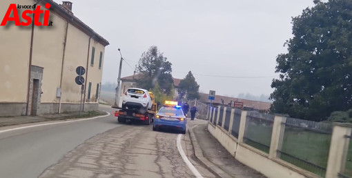 Perde il controllo dell'auto in curva, ai &quot;Carretti&quot; e  sbatte contro il muro