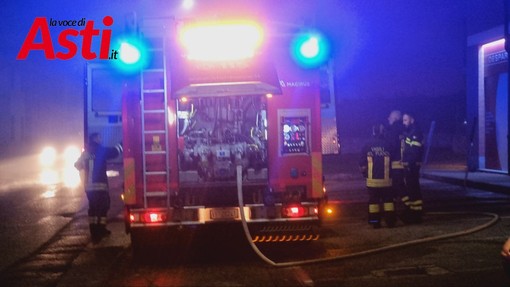 Asti: auto in fiamme in corso Alba