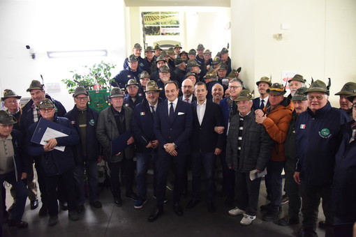 Il gruppo di Penne Nere ad Astiss con le autorità presenti all’incontro.