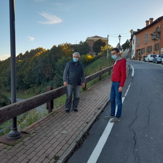 il presidente della Provincia di Asti Paolo Lanfranco con il sindaco di Cisterna Renzo Peletto sul tratto interessato dal cedimento della S.P. 12