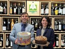 Diego Furia e Monica Monticone con il panettore &quot;firmato&quot; dall'artista astigiano