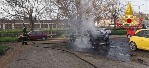 Asti: auto distrutta dalle fiamme in via Tagliamento