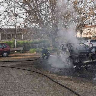 Asti: auto distrutta dalle fiamme in via Tagliamento