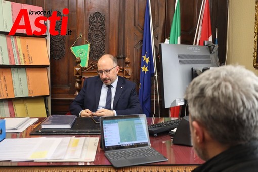 Il sindaco Rasero ritratto nel suo studio durante una precedente intervista (ph. Merfephoto - Efrem Zanchettin)