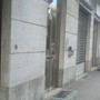 Pomeriggio di follia in corso Alessandria: raid vandalico con uno skateboard