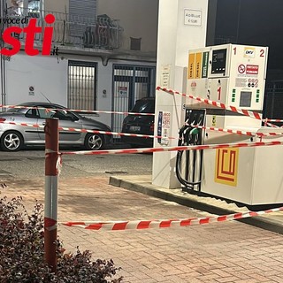 Asti, paura in corso Alba per un'auto che ha urtato una colonnina di carburante