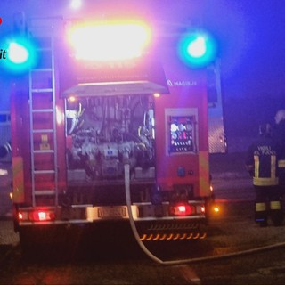 Asti: auto in fiamme in corso Alba