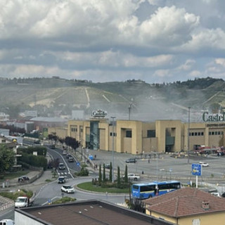 Le conseguenze dell'incendio appiccato al centro commerciale canellese