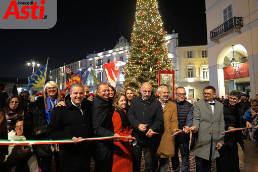 Ad Asti è arrivato Natale: lo spettacolo al Teatro Alfieri ha dato il via ufficiale al magico Paese di Natale. Acceso l'albero [FOTO E VIDEO]