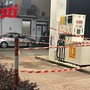 Asti, paura in corso Alba per un'auto che ha urtato una colonnina di carburante