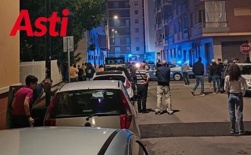 Tanta gente in strada ieri sera in via Badouin in seguito all'incidente che ha coinvolto una cabina elettrica