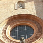 La statua di San Secondo sulla facciata della Collegiata di Asti