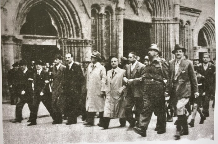 Una storica immagine scattata la mattina del 25 aprile 1945 in piazza San Secondo