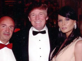 Una foto, risalente ad alcuni anni fa, che ritrae Lombardi con il Presidente Trump e la moglie Melania