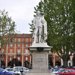 Il monumento a Vittorio Alfieri, uno dei simboli della città