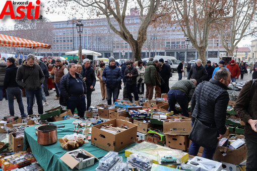 Asti: fosche nubi sul mercato dell'antiquariato, tra nuovi disagi per il carico-scarico e qualità lamentata in calo