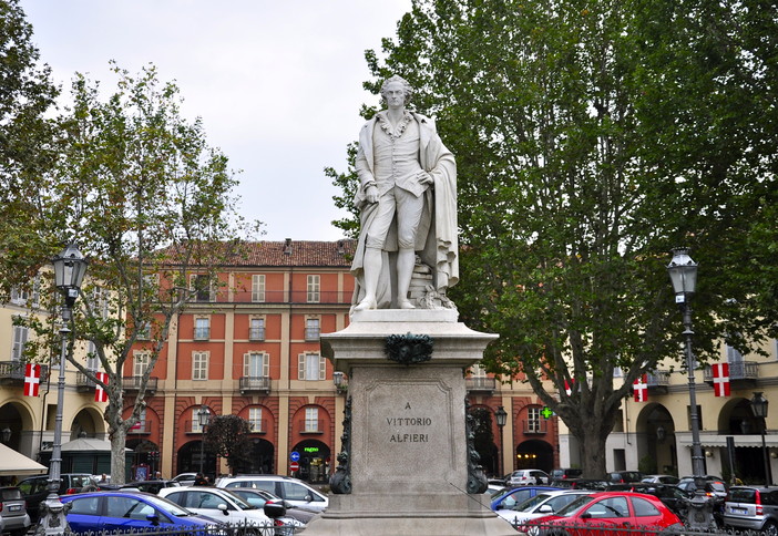 Il monumento a Vittorio Alfieri, uno dei simboli della città