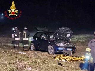 Vigili del fuoco impegnati nelle attività di recupero dell'auto incidentata