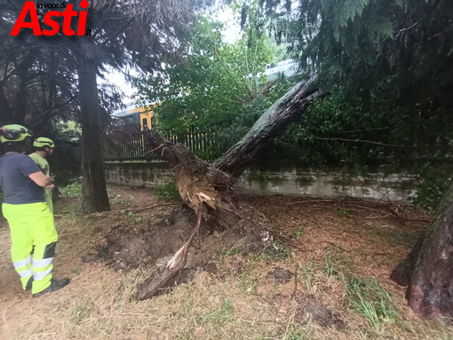 Il trasbordo dei passeggeri del treno Asti-Acqui