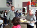 Il sindaco Maurizio Rasero durante una visita ad una mensa scolastica (foto di repertorio)