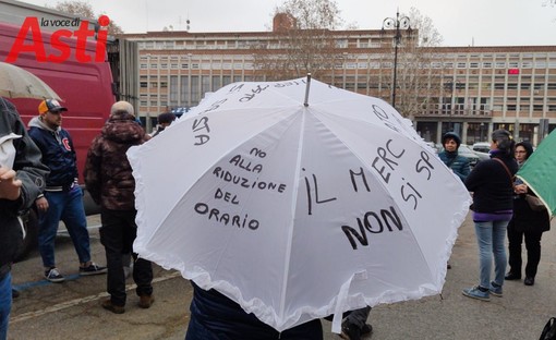 La pioggia non ferma il cuore del mercato di Asti che torna in corteo a chiedere di poter lavorare [FOTO E VIDEO]