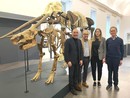 Foto di gruppo di fronte ai fossili del mastodonte e del rinoceronte