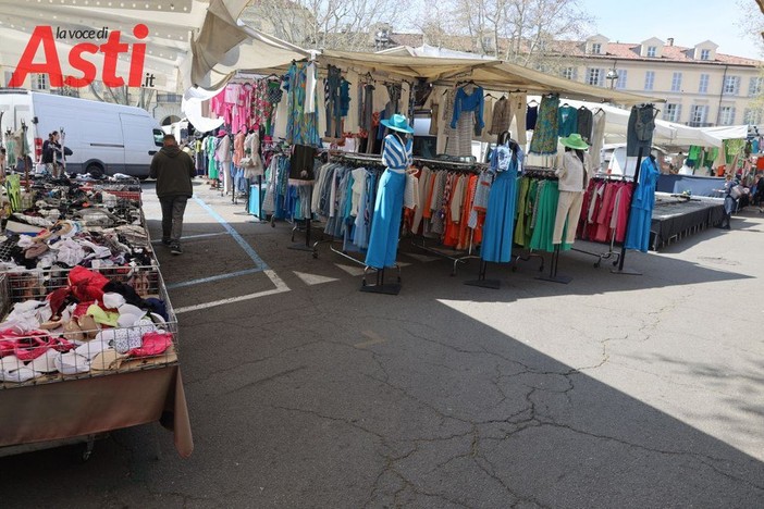 Continua la querelle su orari e spazi del mercato di piazza Alfieri [VIDEO]