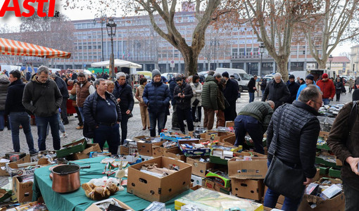 Asti: fosche nubi sul mercato dell'antiquariato, tra nuovi disagi per il carico-scarico e qualità lamentata in calo