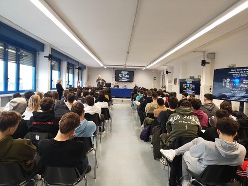 Il salone dell'Artom nel corso dell'incontro di Medicina Amica