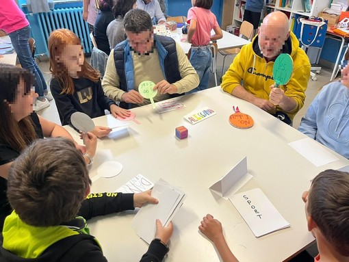 Alcuni bambini e genitori a Motta al Senza zaino day