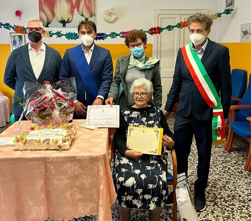 La neo centenaria Francesca Domenica Negrino ritratta con il vice presidente della Provincia Simone Nosenzo, il vice sindaco del Comune di Nizza Monferrato Pier Paolo Verri, l’assessore ai Servizi Sociali Ausilia Quaglia ed il figlio della centenaria, Mauro Oddone, Consigliere del Comune di Nizza Monferrato