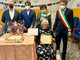 La neo centenaria Francesca Domenica Negrino ritratta con il vice presidente della Provincia Simone Nosenzo, il vice sindaco del Comune di Nizza Monferrato Pier Paolo Verri, l’assessore ai Servizi Sociali Ausilia Quaglia ed il figlio della centenaria, Mauro Oddone, Consigliere del Comune di Nizza Monferrato