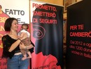 Il più piccolo visitatore della mostra ritratto insieme alla sua mamma